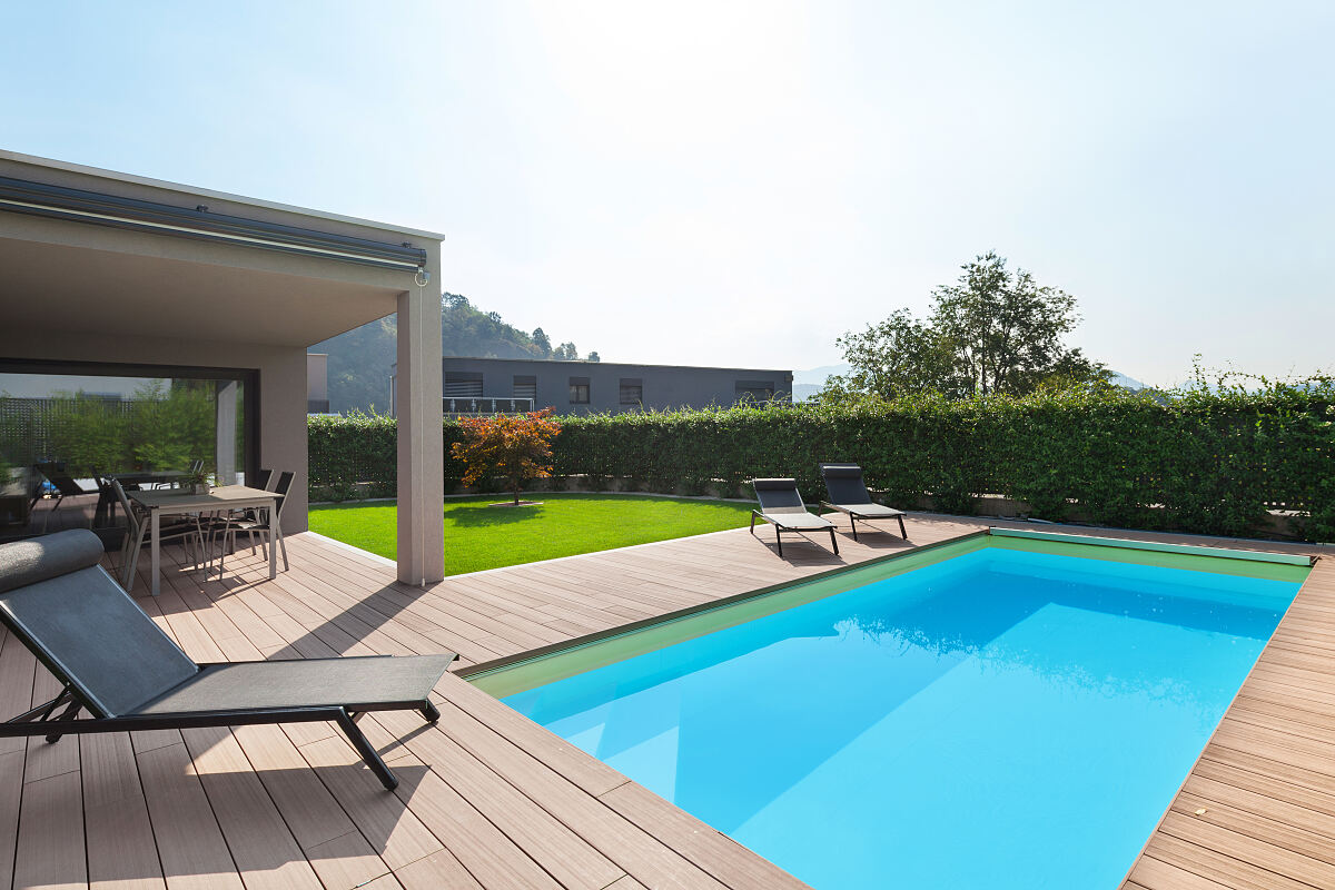 Pool mit Holzterasse