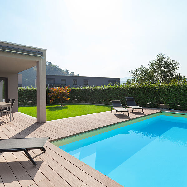 Pool mit Holzterasse