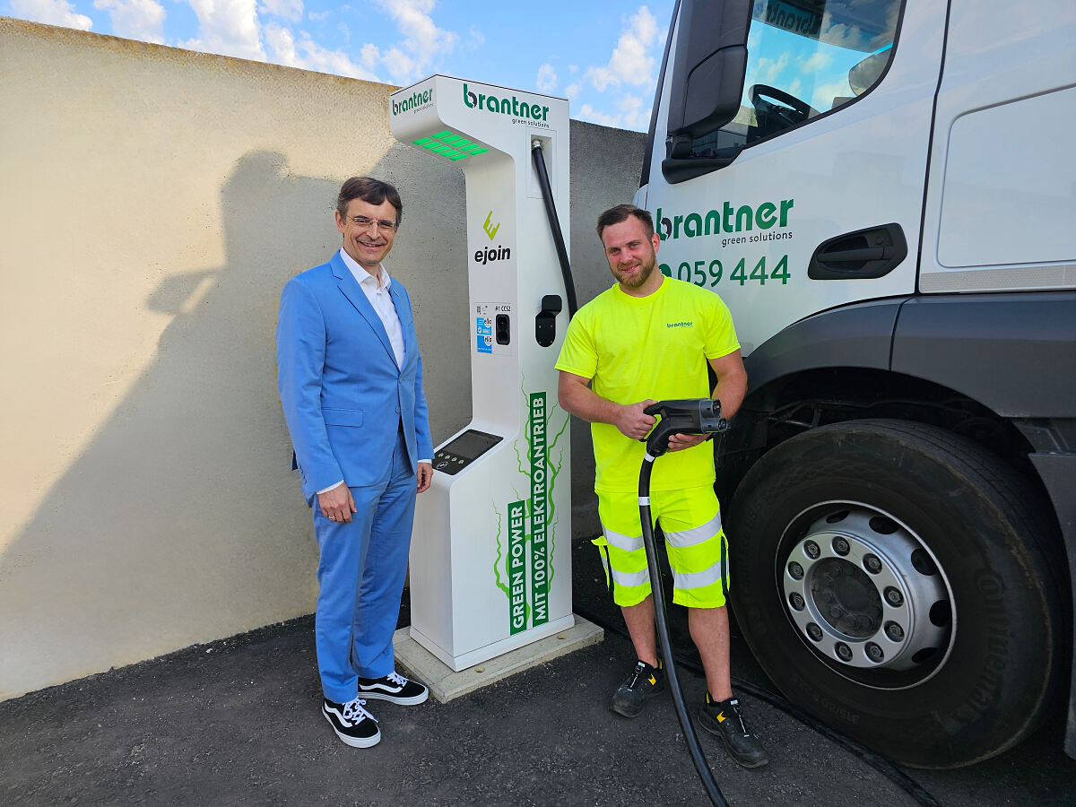 Josef Scheidl mit einem Brantner E-Lkw-Fahrer