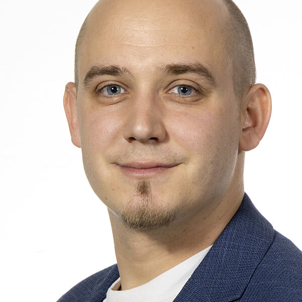 Lukas Minichmayr_Portrait_Hochformat_c_Frachtmeister
