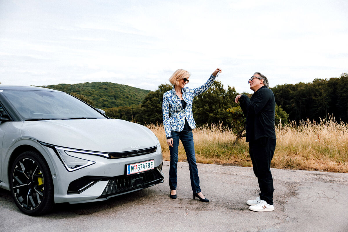 Robert Palfrader und Christine Heeger bei der Autoübergabe
