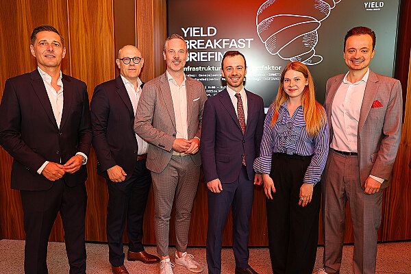 Alexander Langgruber (Gesch&auml;ftsf&uuml;hrer YIELD), Oliver Suchoki (Partner EY), Hartwig Hufnagl (ASFINAG Vorstandsdirektor), Severin Gruber (BMWET Generalsekret&auml;r), Emma Neuber (Agency & Event Coordinator bei YIELD) und Nikolaus Hutter (Head of Public Affairs bei YIELD) &mdash; &copy; leadersnet.at / G. Langegger