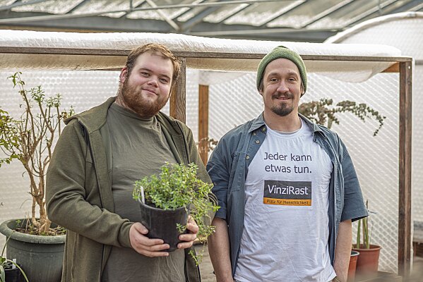 Max, Bewohner VinziRast am Land und Michael Schmidt, Leitung Landwirtschaft - Copyright Thomas Vorstandslechner